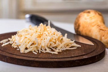 Ahşap tahta üzerinde kıyılmış yaban havucu kapatın