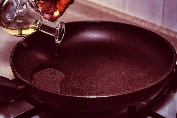 Pouring oil on frying pan — Stock Photo, Image