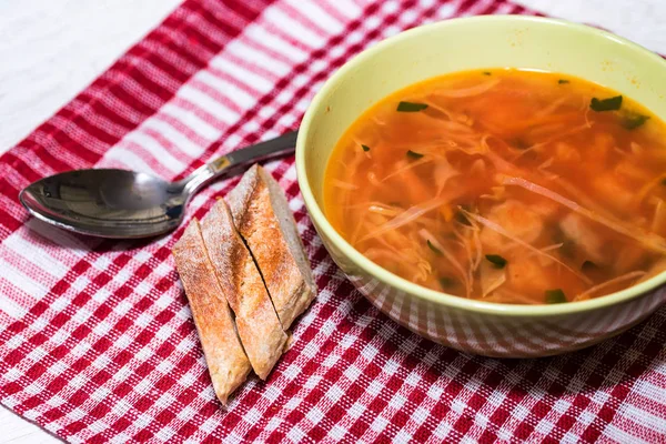 Borscht ou sopa de legumes vermelha russa na tigela — Fotografia de Stock