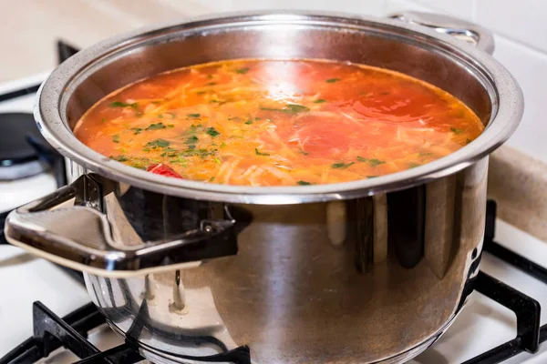 Freshly made borscht in saucepan close — Stock Photo, Image