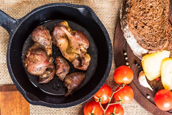 Верхний вид жареные куриные потроха в кастрюлю и хлеб — стоковое фото