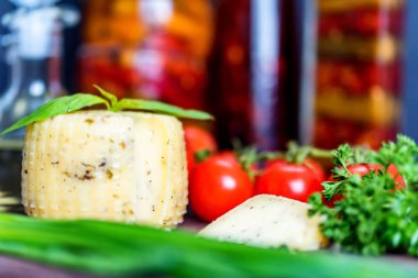 Rustik peynirli sebze ve otlar