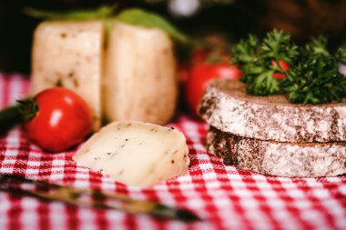 Otlar, çavdar ekmeği ve domates ile rustik peynir
