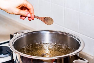 Kaynar suda, çorba pişirme ekleyerek biber