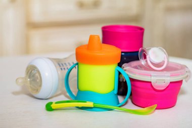 Parlak plastik bebek yemekleri masada