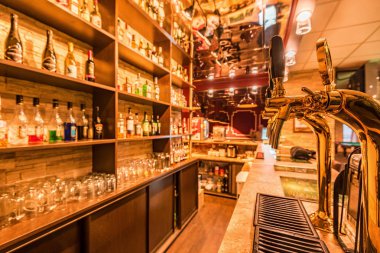 Boş bira gözlük ile raf Bar