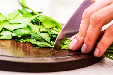 Erkek doğrama otlar ahşap tahta üzerinde eller