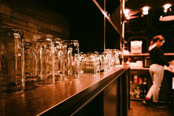 Полка бара с пустыми пивными стаканами — стоковое фото