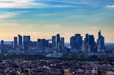 Paris, Fransa - Haziran 2014: La Defense gökdelenler