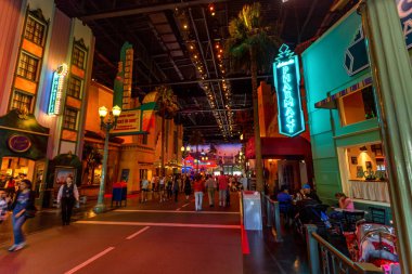 Paris, Fransa - 11 Haziran 2014: Disneyland eğlence parkı akşamları