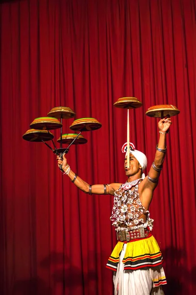 Kandy, Sri Lanka - 02 December 2012: Unidentified plate-spinning kunstenaar — Stockfoto