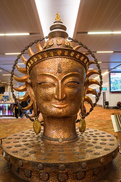 DELHI, INDE - CIRCA NOVEMBRE 2017 : Statue de Surya à l'aéroport — Photo
