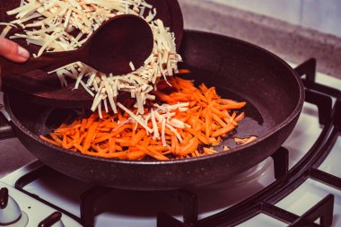 Eller tavada kıyılmış yaban havucu ekleyin