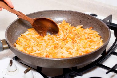 Pancar çorbası için kavrulmuş sebze ile kızartma tavası