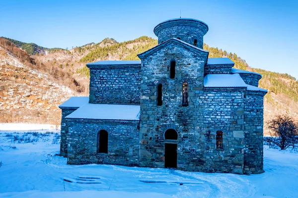 Iglesia medieval central en Arkhyz en invierno — Foto de Stock