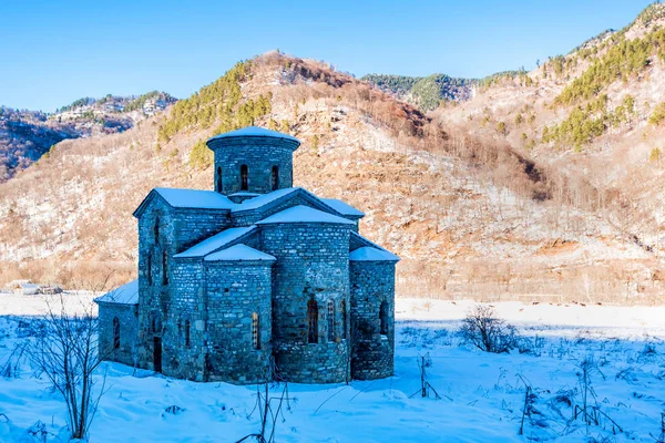 Iglesia medieval central en Arkhyz en invierno — Foto de Stock