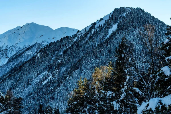 Winterlandschap met rotsen en sneeuw — Stockfoto