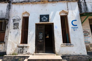 Stone Town, Tanzanya - 9 Ocak 2015: Taş şehirde, Zanzibar bina okul
