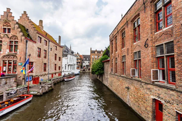 ブルージュ, ベルギー - 2014 年 6 月 10 日: ベルギー、ブルージュの運河の美しい景色 — ストック写真