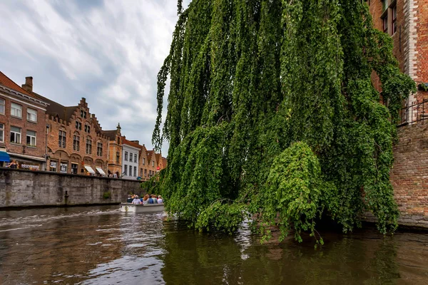 BRUGES, BELGIUM - ИЮНЬ 10, 2014: Beautiful view of canal in Bruges, Belgium — стоковое фото