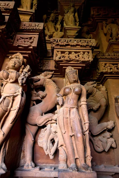 KHAJURAHO, INDIA - NOVEMBER 10, 2017: Apsara in Lakshmana Temple in Khajuraho — Stock Photo, Image