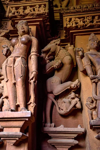 Khajuraho, India - 10 November 2017: Apsara in Lakshmana tempel in Khajuraho — Stockfoto
