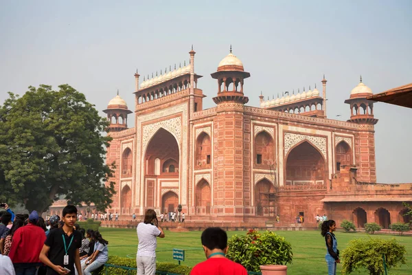 AGRA, ÍNDIA - CIRCA NOVEMBRO 2017: Portão norte do Taj Mahal em Agra, na Índia — Fotografia de Stock