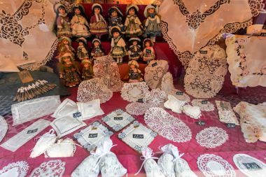 Bruges, Belçika - 10 Haziran 2014: Ünlü el yapımı dantel Bruges Satılık