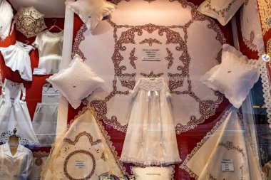 Bruges, Belçika - 10 Haziran 2014: Ünlü el yapımı dantel Bruges Satılık
