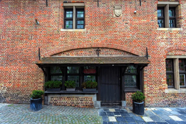 BRUGES, BÉLGICA - JUNHO 10, 2014: Fachada de belos edifícios medievais em Bruges — Fotografia de Stock