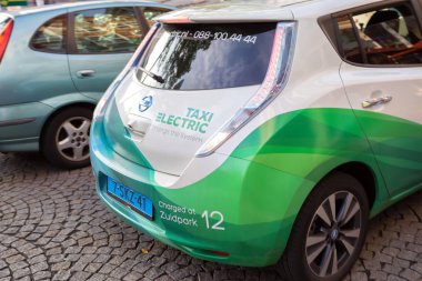 Amsterdam, Hollanda - 10 Haziran 2014: Elektrikli taksi Amstrdam sokakta park edilmiş