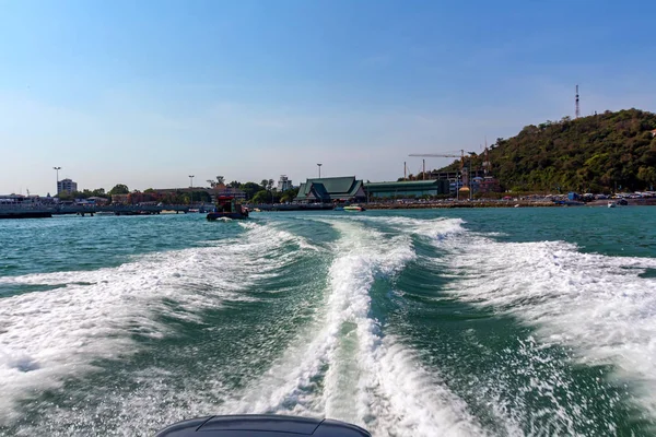 Pattaya, Thailand - Circa mars 2013: Turistbåtar på vattnet — Stockfoto