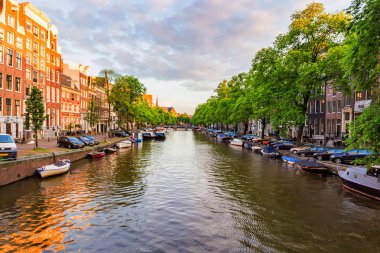 Amsterdam, Hollanda - 10 Haziran 2014: Güzel manzara Amsterdam kanalının