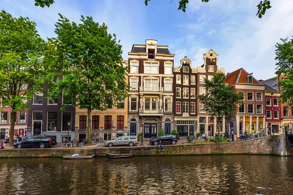 АМСТЕРДАМ, НИДЕРЛАНДЫ - 10 ИЮНЯ 2014: Красивые фасады зданий канала в Амстердаме — стоковое фото