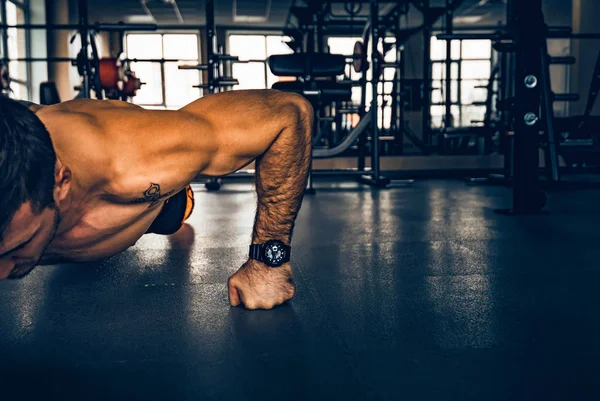 Fitness man voert push-ups met naakte torso — Stockfoto