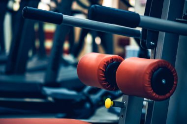 Yakın çekim spor egzersiz donanımları modern bir spor salonu