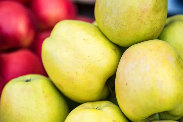 Hromadu zelených jablek na venkovní trh — Stock fotografie