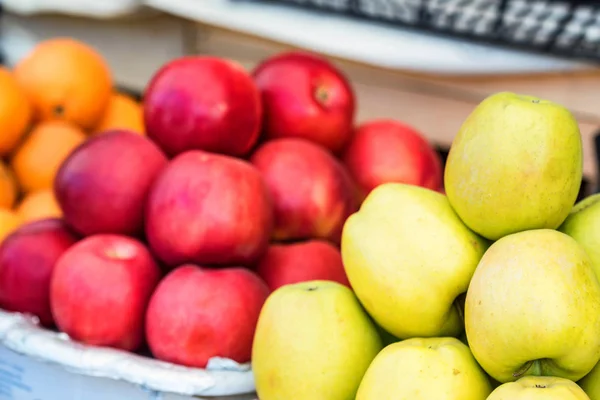 Купи червоних і зелених яблук на відкритому ринку — стокове фото