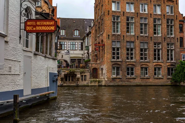 Красивый канал и здания Брюгге, Бельгия — стоковое фото