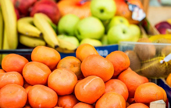 Свіжі фрукти на ринку — стокове фото