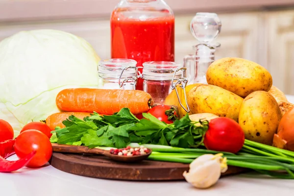 Ingredienser för matlagning Borsjtj, ryska betor soppa — Stockfoto