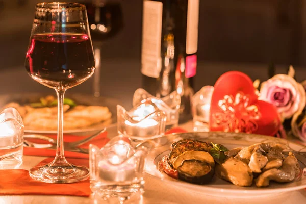 Cena romántica para dos con vino, velas, flores — Foto de Stock