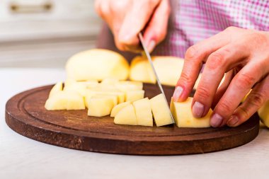 Eller patates ahşap tahta kesmek.