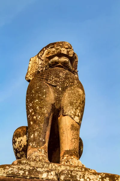 Памятник Сингхе перед храмом Ангкор Том — стоковое фото