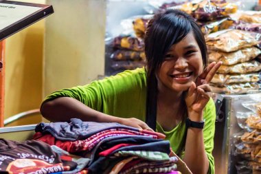 Siem Reap, Kamboçya - 22 Mart 2013: kimliği belirsiz gülümseyen Kamboçyalı kız