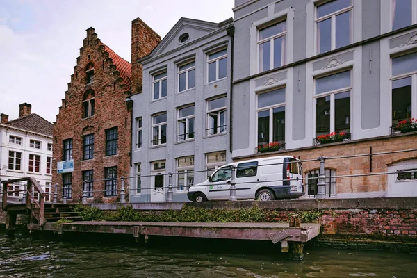 BRUGES, BELGIUM - ИЮНЬ 10, 2014: Beautiful view of canal in Bruges, Belgium — стоковое фото