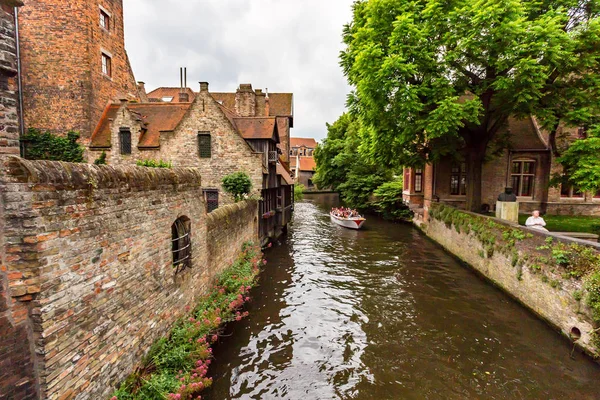 BRUGES, BELGIUM - ИЮНЬ 10, 2014: Beautiful view of boat canal in Bruges, Belgium — стоковое фото