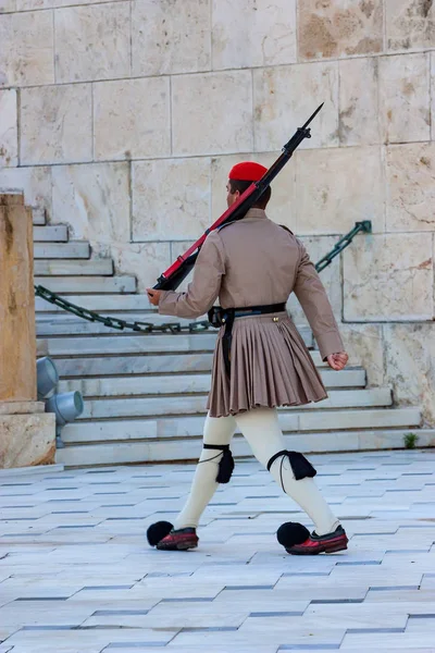 Atina, Yunanistan - Haziran 2011: Evzone görevlisi