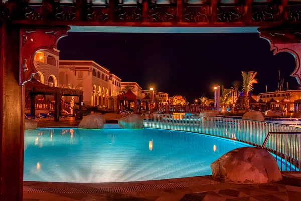 HURGHADA, EGYPT- FEBRUARY 22, 2010: Night view of pool in luxury resort in Egypt — Stock Photo, Image