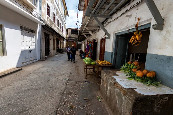 STONE TOWN, ZANZIBAR - 9 DE ENERO DE 2015: Calle de Stone Town en un día soleado — Foto de Stock